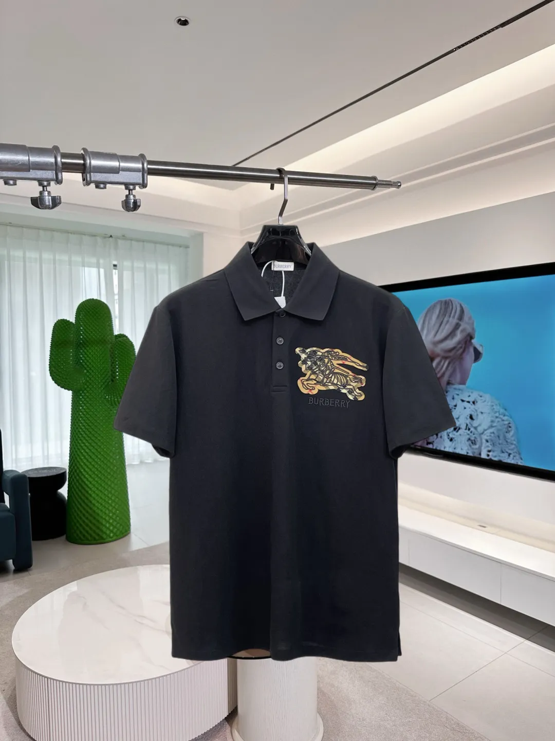 BURBERRY New Arrival Polo shirt, complete with three labels, original fabric, original customized accessories, official Same Style, using 210 grams of pure cotton pique fabric, customized same-tank dyed fabric, very comfortable and smooth to the touch, very wide and stylish, produced by a first-line brand on behalf of Factory, imported Behringer embroidery machine, embroidery is full and textured, imported Kangli direct-injection machine, printing is clear and textured, the collar rib is woven with imported yarn It will not lose shape after being worn for a long time. It is the most New Arrival style in spring and summer. It is fashionable and individual. It is super Versatile and looks good. It is very suitable for both men and women. It is a must-have for everyone. Size: S-XXL